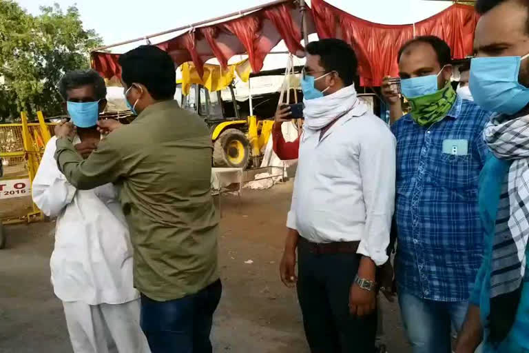 youth congress distributing mask to people