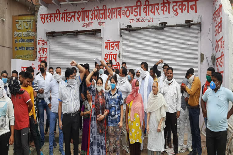 people protest due to Liquor store opened near school in modinagar ghaziabad