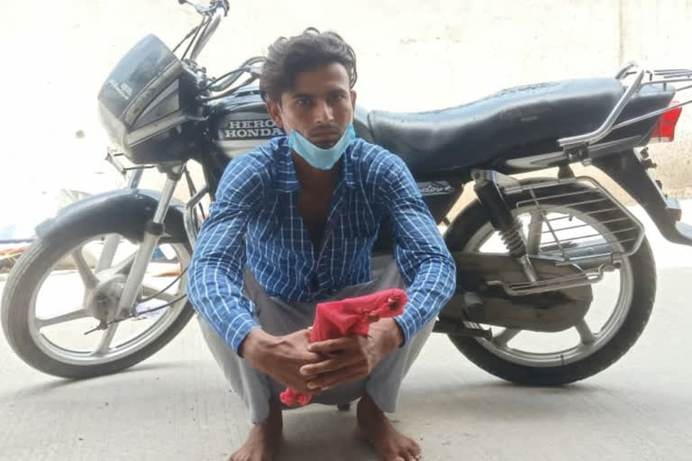 noida police arrested vicious stealer with bike and weapon