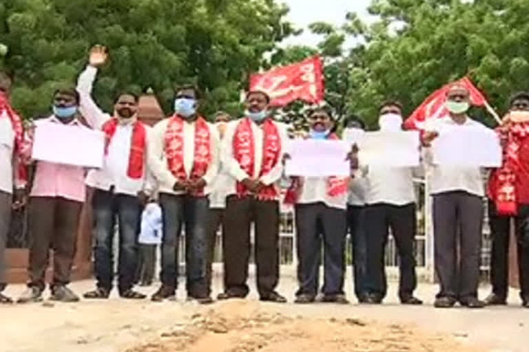 CPI leaders protest to cut petrol and diesel prices in karimnagar district