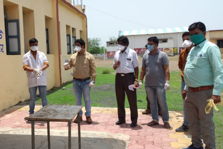 Discharged patients from Kovid Center by wearing flower wares