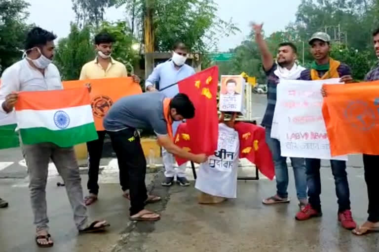 Social organizations burn China's effigy in rewa