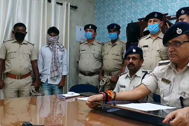 पुलिस ने कार्बाइन के साथ युवक को किया गिरफ्तार.