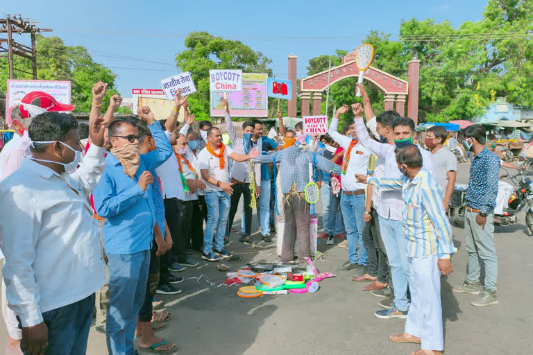 Tributes paid to the Galvan martyrs, चीनी सामान को बहिष्कार का विरोध