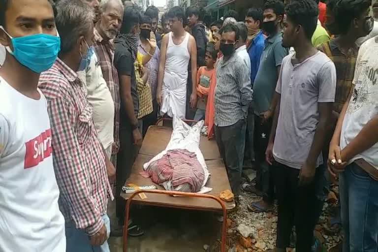 Worker died after falling old house in jamshedpur, Worker died in jamshedpur, Ruckus after Worker death in jamshedpur, जमशेदपुर में पुराना मकान के मलबे में गिरकर मजदूर की मौत, जमशेदपुर में मजदूर की मौत, मजदूर की मौत के बाद जमशेदपुर में हंगामा