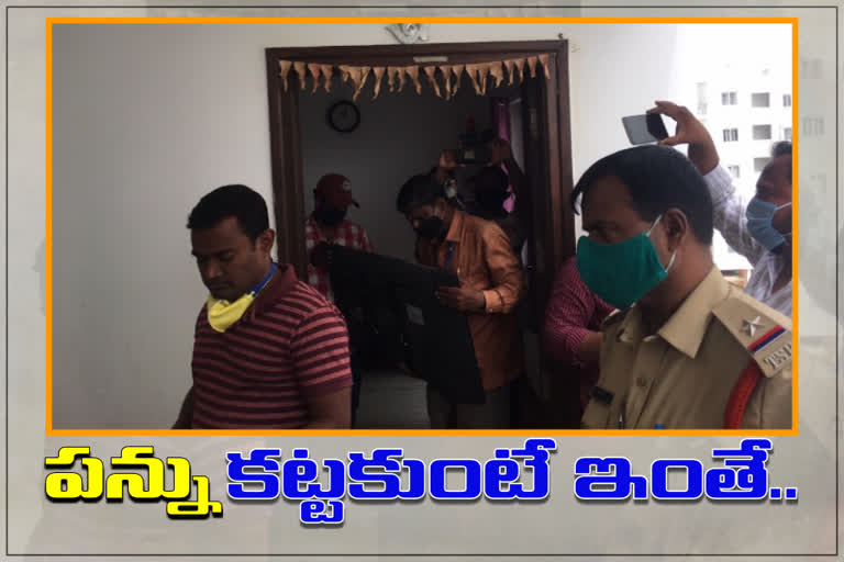 ఇంటి పన్ను చెల్లించలేదని టీవీ ఎత్తుకెళ్లారు.