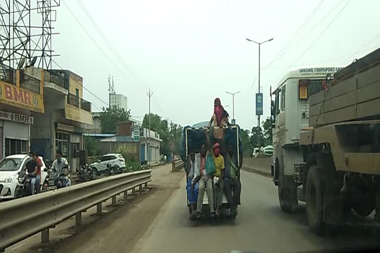 social-distancing-in-pickup-vehicle-is-not-being-followed