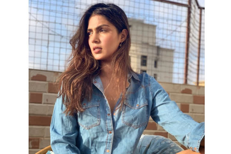 sushant singh rajput death case  complaint registered against rhea chakraborty  complaint against rhea chakraborty  rhea chakraborty in trouble  പട്‌ന  സുശാന്ത് സിംഗ് രജ്‌പുത്തിന്‍റെ മരണം  സുശാന്ത് സിംഗ് രജ്‌പുത്  റിയ ചക്രബർത്തി  മുസാഫർപൂർ ചീഫ് ജുഡീഷ്യൽ മജിസ്‌ട്രേറ്റ് കോടതി  കുന്ദൻ കുമാർ  റിയ ചക്രബർത്തിക്കെതിരെ ഹർജി