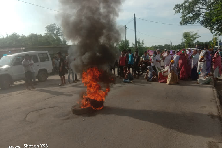 PEOPLE BLOCKED 37 NATIONAL HIGHWAY IN DIBRUGARH