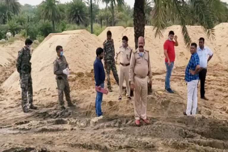 Mining officials raid in illegal sand ghats in bokaro