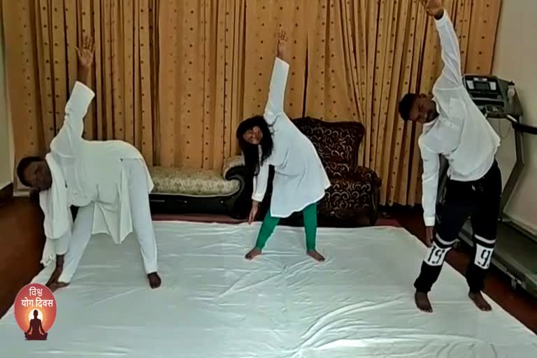 Governor Draupadi Murmu did yoga with family