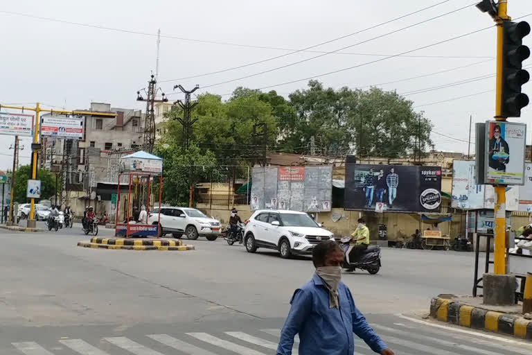 सोशल डिस्टेंसिंग को लेकर ट्रैफिक लाइट बंद, Traffic lights closed due to social distancing