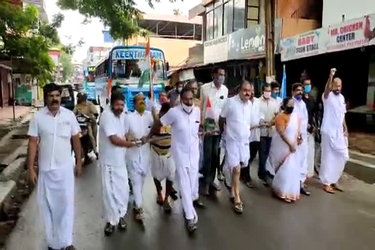 private bus  congress strike  panancheri block panchayath  congress block committee  m p vincent