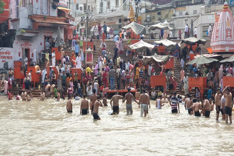 devotees-took-bathe-in-ganges-during-solar-eclipse