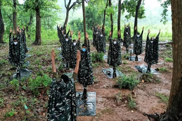 CRPF jawans did yoga in Saranda forest chaibasa, International Yoga Day, news of crpf jharkhand, सीआरपीएफ के जवानों ने सारंडा जंगल में किया योग, अंतरराष्ट्रीय योग दिवस, सीआरपीएफ झारखंड की खबरें