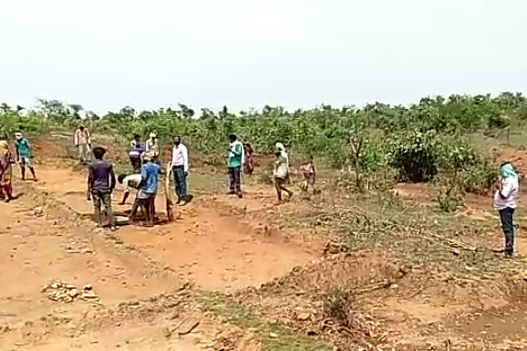 Migrant laborers are getting wages in the village itself under MNREGA