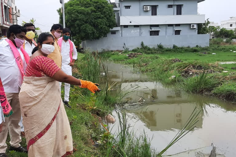 Nizamabad Mayor visiting town