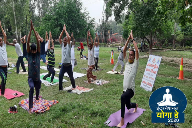 traffic police of seemapuri do yoga on international yoga day in delhi