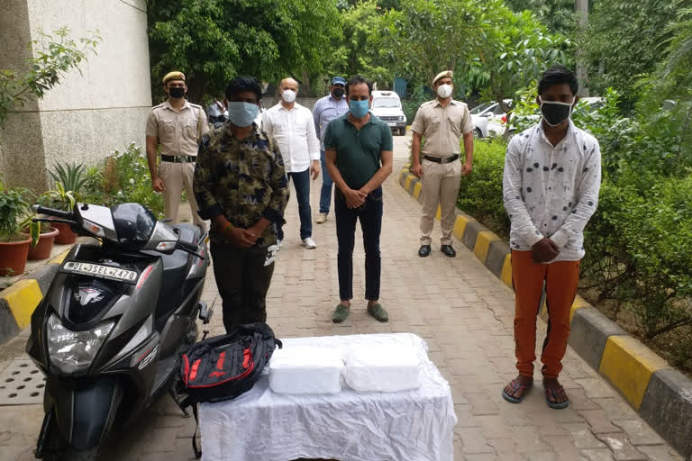 police arrested three members of thak thak gang in delhi