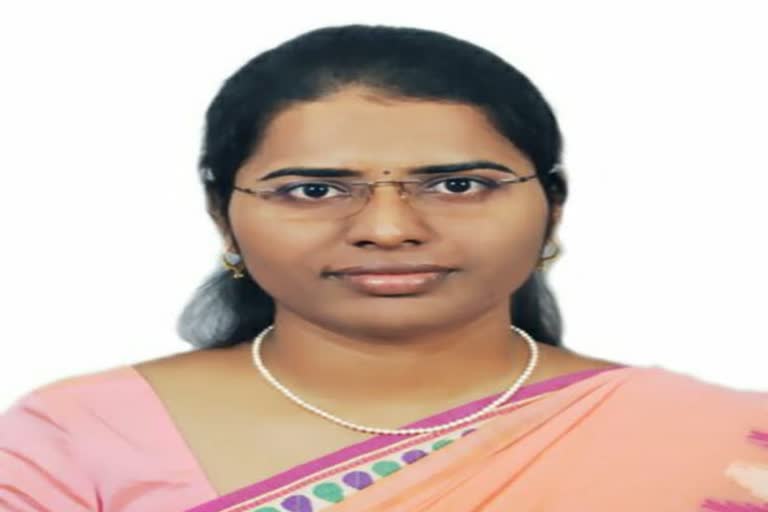 Varsha kalekara-farmers-daughter-from-badelwadi-cracked-mpsc-and-have-become-deputy-tehsildar