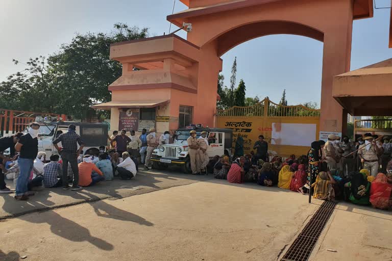 Demand for compensation, Protest at cement company's gate