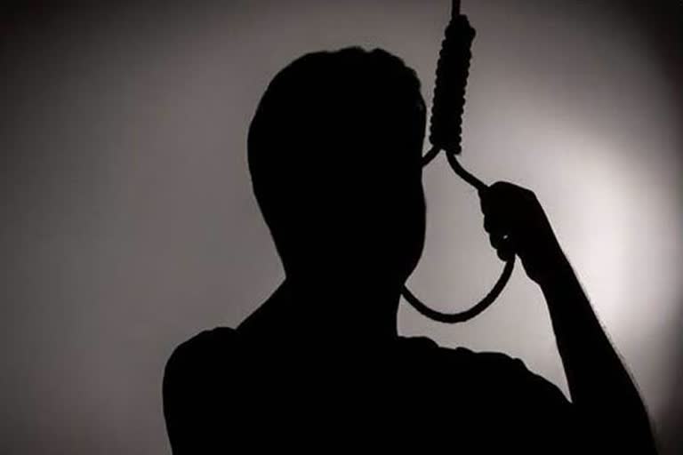 Migrant laborer commits suicide by hanging in baloda bazar