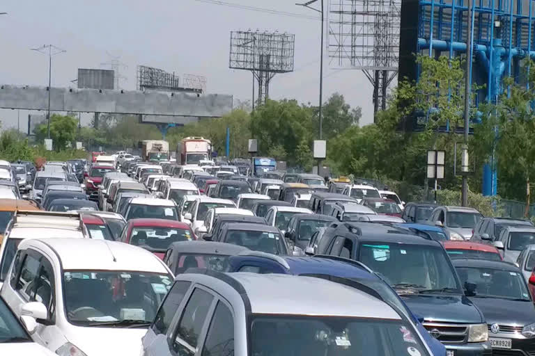 Noida-Delhi border jam due to Vehicle pass checking