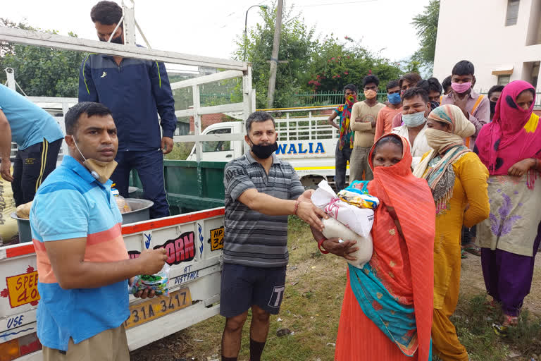 RSS distributed ration to needy migrant in sundernagar