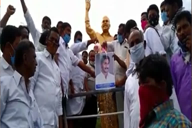 weavers prformed palabhishekam to chief minister portrait