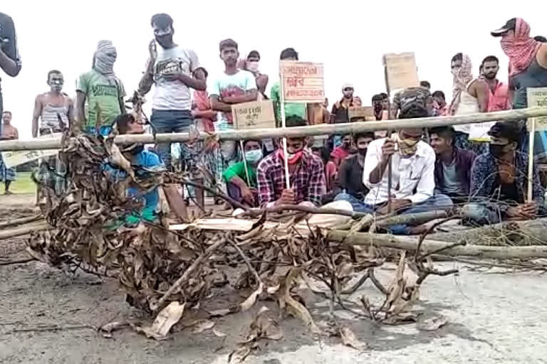 showing demonstration by burning tyres in Tufanganj