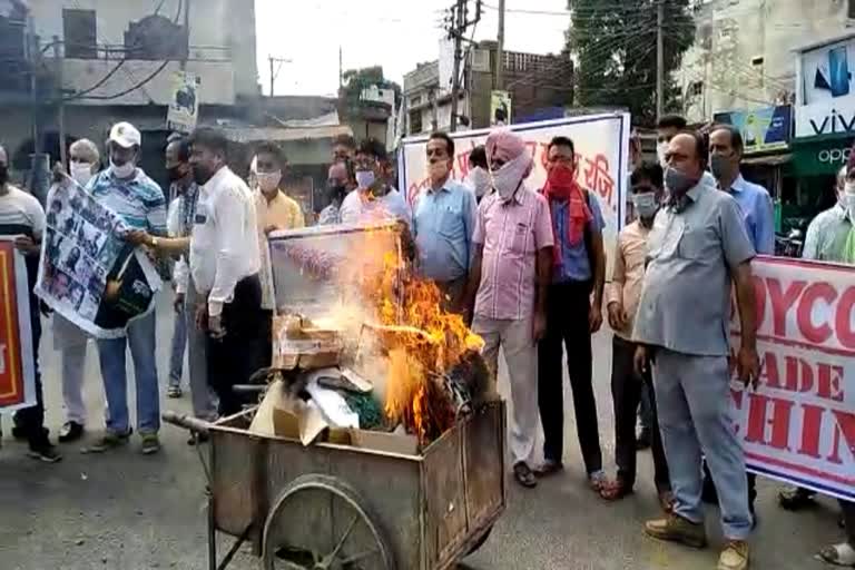 Trade board burnt posters of Chinese President