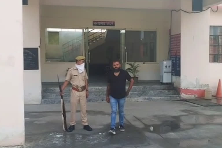 शिकायतकर्ता के साथ पुलिस