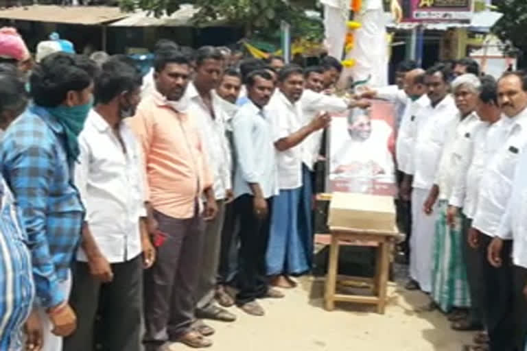 handloomweavers honoured  cm jagan photo with milk  in thamballapalle