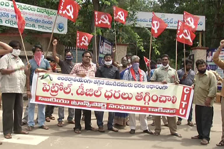 Citu protest against petrol ,desel prices at kakinada east godavari district