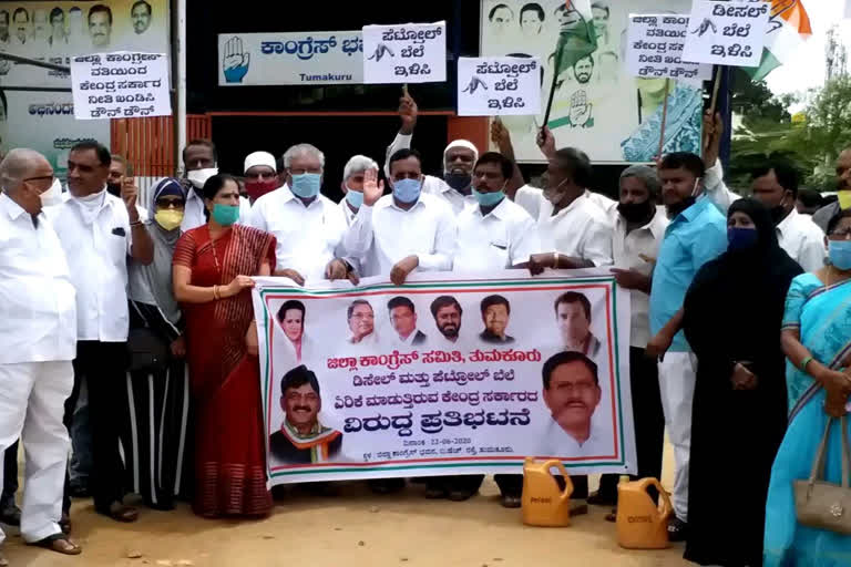 Tumkur: Congress protests against increase in crude oil prices