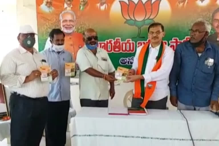 health cards are distributed to journalists at anakapally in vishakapatnam