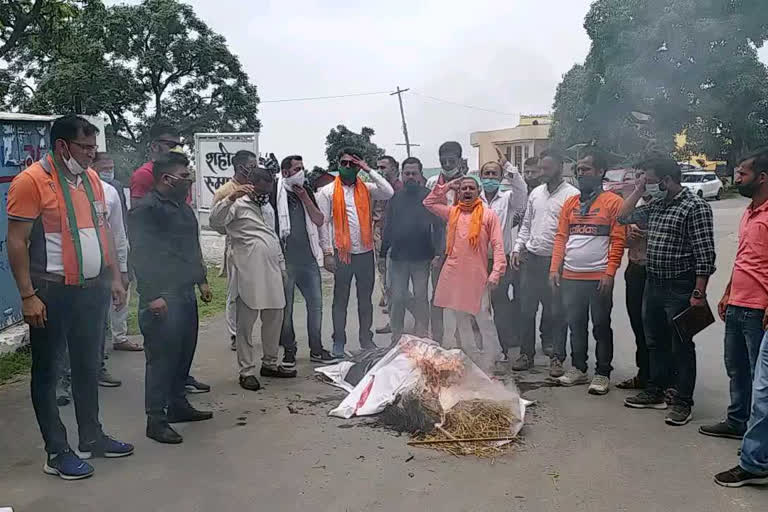 BJYM protests vigorously in Nahan burnt effigy of Chinese President