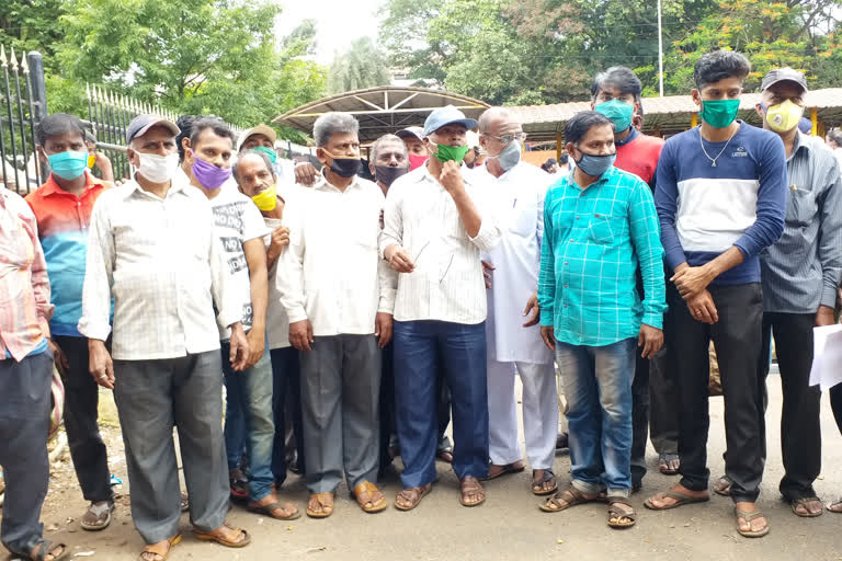 Protest from weavers labor union demanding special package