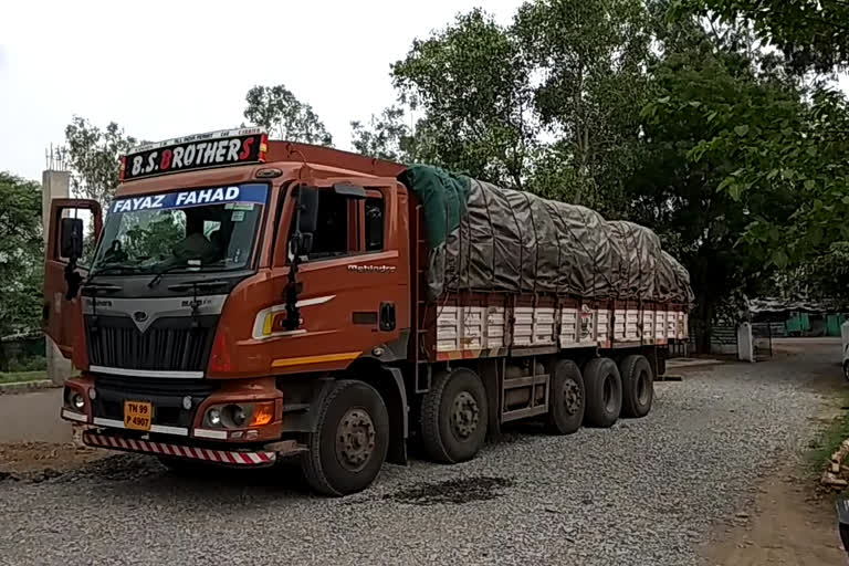 youth handover a truck loaded with wheat procurement centre wheat to Mohandra Chowki in panna