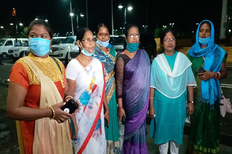 JMM Women Wing meets CM Hemant Soren in ranchi