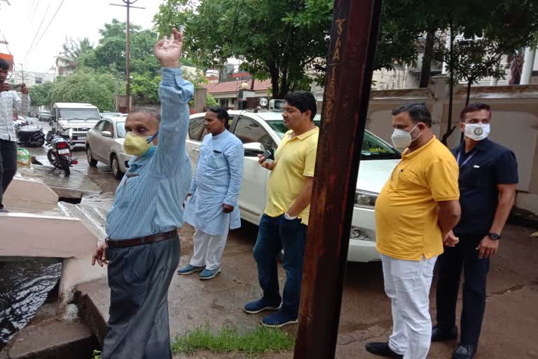 mayor-ajaz-dhebar-inspected-drains-in-raipur