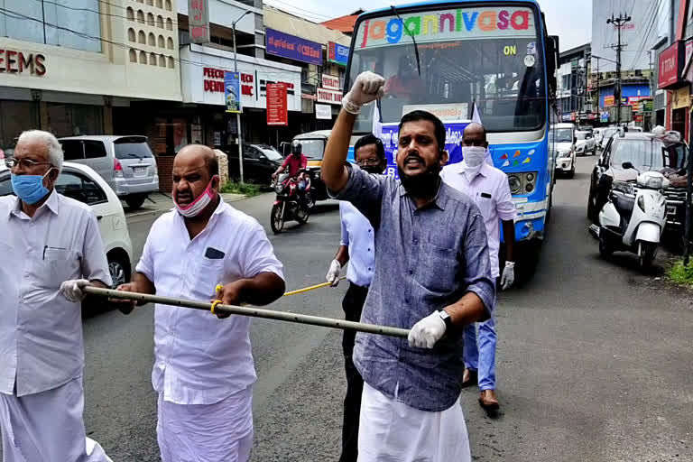 Private bus owners protest  Private bus owners protest in Kothamangalam  കോതമംഗലത്ത് പ്രതിഷേധം  സ്വകാര്യ ബസുടമകളുടെ പ്രതിഷേധം