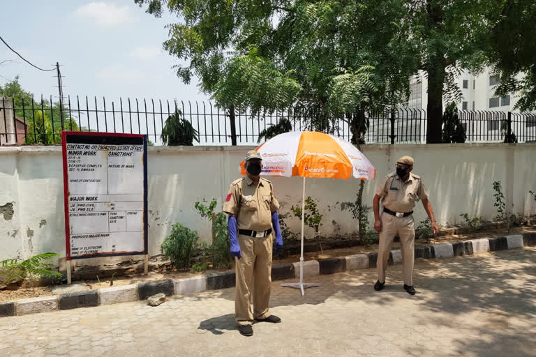 Delhi: Policemen get umbrellas to beat the heat