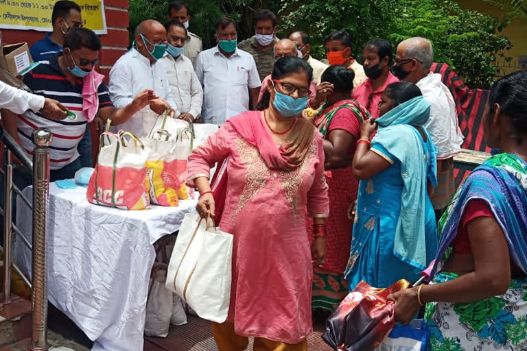 ration distributed among needy in Bhushan Colony in jamshedpur