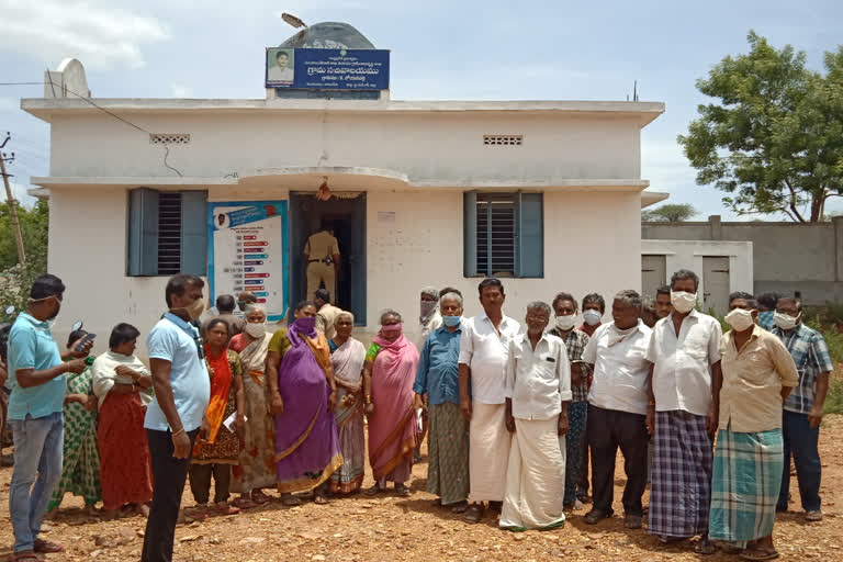 weavers protest at kadapa district