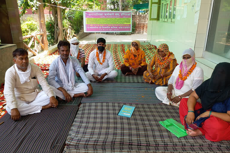 Hunger strike of sanitation workers started in Gohana