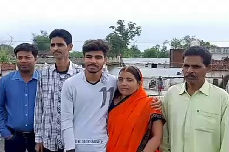 son of paan shop owner becomes Topper