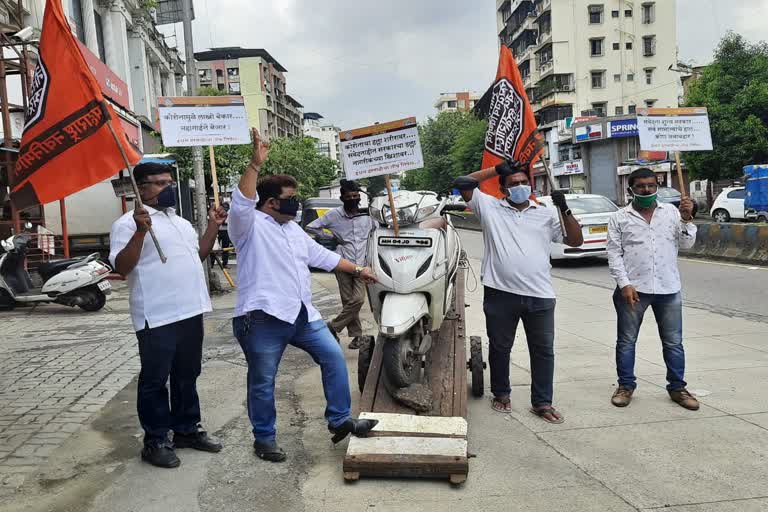 mns-agitation-against-petrol-diesel-price-hike-in-thane