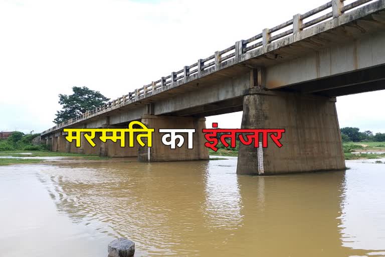 People upset due to damaged Bhurbhuri bridge on Dumka Bhagalpur road