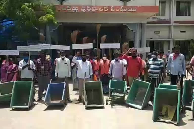 municipal workers protest in guntakallu at ananthapur